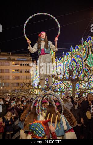 Die Valls Cercolets tanzen in der Prozession des 2022 (2021+1) Valls Decennial Festival, zu Ehren der Jungfrau der Candlemas in Valls (Spanien) Stockfoto