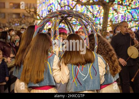 Die Valls Cercolets tanzen in der Prozession des 2022 (2021+1) Valls Decennial Festival, zu Ehren der Jungfrau der Candlemas in Valls (Spanien) Stockfoto