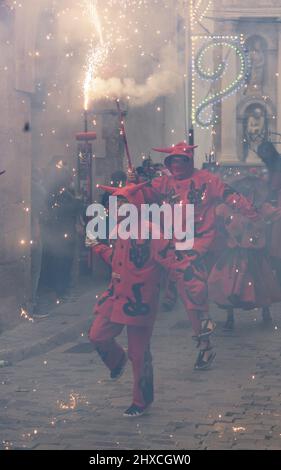 Die Valls Devils in der Prozession des Valls Decennial Festival 2022, zu Ehren der Jungfrau der Candlemas in Valls, Tarragona, Katalonien, Spanien Stockfoto