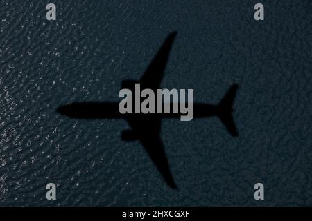 Wasserspiegelung von dunklem Wasser, Schatten des Flugzeugs Stockfoto