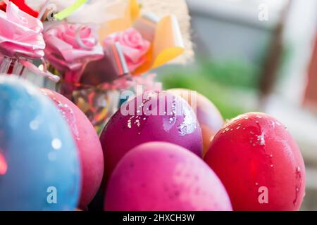 Bunte ostereier mit Dekoration Stockfoto