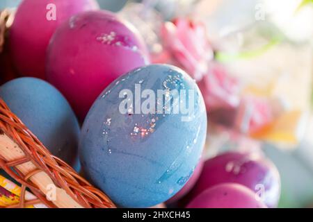 Ostereier im Korb Stockfoto