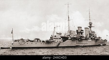 HMS Frobisher ein schwerer Kreuzer der Hawkins-Klasse, der hier 1932 gesehen wurde, als sie als Trainingsschiff eines Kadetten eingesetzt wurde. Von British Warships, veröffentlicht 1940 Stockfoto