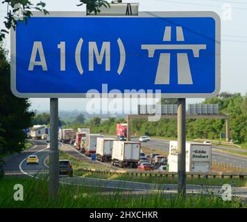 Stau auf der Autobahn A1M an der Bramham Crossroads Leeds Yorkshire Großbritannien Stockfoto