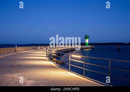 Nordermole Travemünde an der Ostsee und Neuer Leuchtturm bei Nacht Stockfoto