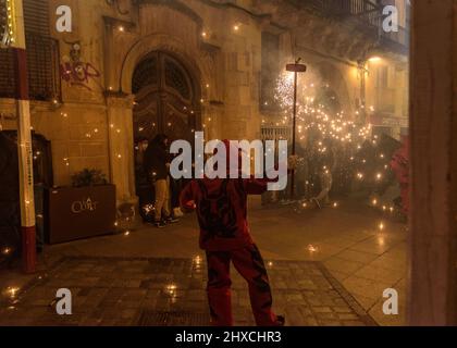 Die Valls Devils in der Prozession des Valls Decennial Festival 2022, zu Ehren der Jungfrau der Candlemas in Valls, Tarragona, Katalonien, Spanien Stockfoto