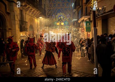 Die Valls Devils in der Prozession des Valls Decennial Festival 2022, zu Ehren der Jungfrau der Candlemas in Valls, Tarragona, Katalonien, Spanien Stockfoto