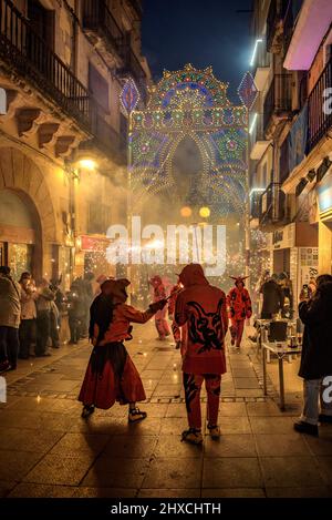 Die Valls Devils in der Prozession des Valls Decennial Festival 2022, zu Ehren der Jungfrau der Candlemas in Valls, Tarragona, Katalonien, Spanien Stockfoto