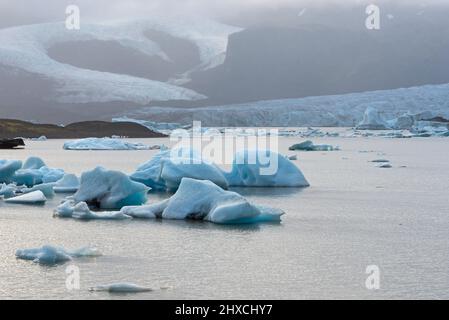 Eisberge im Gletschersee Fjallsarlon, Fjallsjokull-Gletscher, Vatnajokull-Nationalpark, Island Stockfoto
