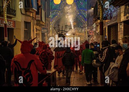 Die Valls Devils in der Prozession des Valls Decennial Festival 2022, zu Ehren der Jungfrau der Candlemas in Valls, Tarragona, Katalonien, Spanien Stockfoto