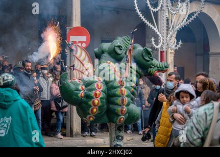 Der Valls Drache in der Prozession des Valls Decennial Festivals 2022, zu Ehren der Jungfrau der Candlemas in Valls, Tarragona, Katalonien, Spanien Stockfoto