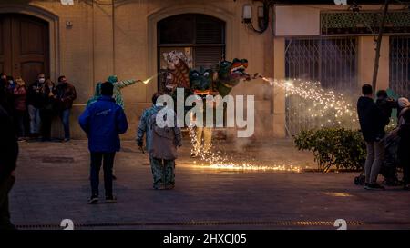 Der Valls Drache in der Prozession des Valls Decennial Festivals 2022, zu Ehren der Jungfrau der Candlemas in Valls, Tarragona, Katalonien, Spanien Stockfoto