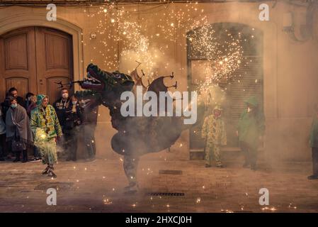 Der Valls Drache in der Prozession des Valls Decennial Festivals 2022, zu Ehren der Jungfrau der Candlemas in Valls, Tarragona, Katalonien, Spanien Stockfoto