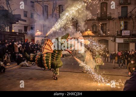 Der Valls Drache in der Prozession des Valls Decennial Festivals 2022, zu Ehren der Jungfrau der Candlemas in Valls, Tarragona, Katalonien, Spanien Stockfoto