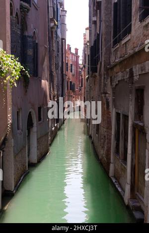 Enger Kanal zwischen den Hausfronten in Venedig, Italien Stockfoto