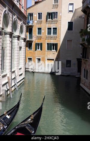 Zwei Gipfel venezianischer Gondeln auf einem Kanal in Venedig, Italien Stockfoto