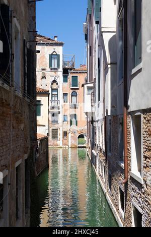 Ruhige Wohngegend an einem Kanal in Venedig, Italien Stockfoto