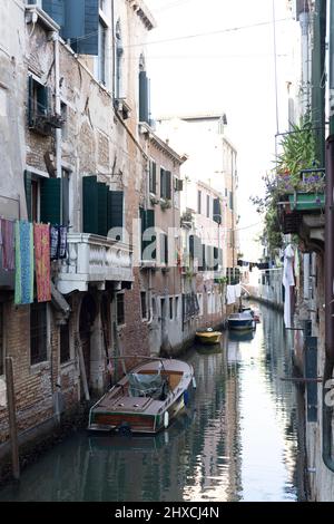 Ruhige Wohngegend direkt an einem kleinen Kanal in Venedig, Italien Stockfoto