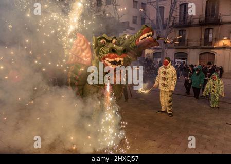 Der Valls Drache in der Prozession des Valls Decennial Festivals 2022, zu Ehren der Jungfrau der Candlemas in Valls, Tarragona, Katalonien, Spanien Stockfoto