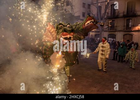 Der Valls Drache in der Prozession des Valls Decennial Festivals 2022, zu Ehren der Jungfrau der Candlemas in Valls, Tarragona, Katalonien, Spanien Stockfoto