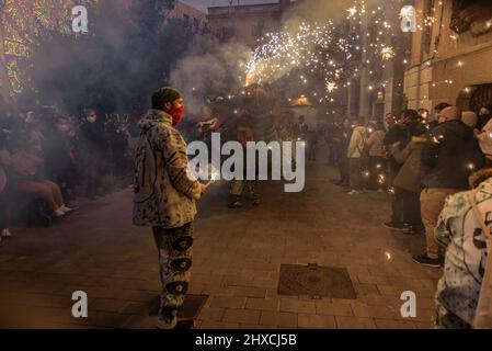 Der Valls Drache in der Prozession des Valls Decennial Festivals 2022, zu Ehren der Jungfrau der Candlemas in Valls, Tarragona, Katalonien, Spanien Stockfoto