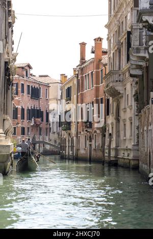 Zwei Gondeln an einem kleinen Kanal in Venedig Stockfoto