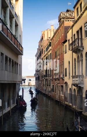 Gondeln auf einem kleinen Kanal in Venedig Stockfoto