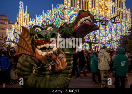 Der Valls Drache in der Prozession des Valls Decennial Festivals 2022, zu Ehren der Jungfrau der Candlemas in Valls, Tarragona, Katalonien, Spanien Stockfoto