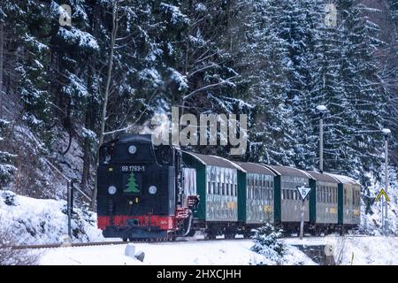 Altenberg, Schmalspurdampfbahn der Weißeritztalbahn am Bahnhof Kipsdorf, Schnee, Erzgebirge, Sachsen, Sachsen, Deutschland Stockfoto