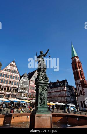 Deutschland, Hessen, Frankfurt, Altstadt, Römerberg, Fachwerkhäuser Ostreihe, Alte Nikolai-Kirche, Justizbrunnen, Justitia Stockfoto