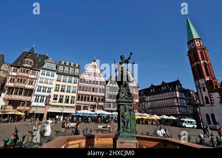 Deutschland, Hessen, Frankfurt, Altstadt, Römerberg, Fachwerkhäuser Ostreihe, Alte Nikolai-Kirche, Justizbrunnen, Justitia Stockfoto