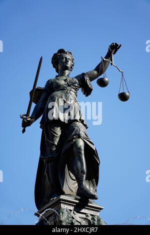 Deutschland, Hessen, Frankfurt, Altstadt, Römerberg, Brunnen der Gerechtigkeit, Justitia, Bronzefigur Stockfoto