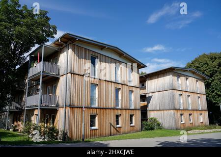 Deutschland, Bayern, Oberbayern, Altötting, Burghausen, Wohnanlage in Holzbau, Bäume Stockfoto