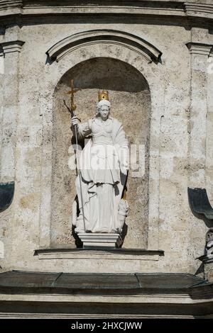 Deutschland, Bayern, Oberbayern, Chiemgau, Altenmarkt an der Alz, Kloster Baumburg, Klosterkirche St. Margaret, Fassade, Figur der St. Margarete über dem Eingangsportal, Detail Stockfoto