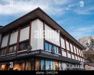 Cortina d'Ampezzo, Italien - Februar 2022: Außenansicht des Einkaufszentrums La Cooperativa di Cortina. Stockfoto