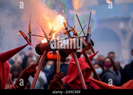 Die Valls Devils in der Prozession des Valls Decennial Festival 2022, zu Ehren der Jungfrau der Candlemas in Valls, Tarragona, Katalonien, Spanien Stockfoto