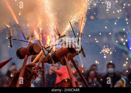 Die Valls Devils in der Prozession des Valls Decennial Festival 2022, zu Ehren der Jungfrau der Candlemas in Valls, Tarragona, Katalonien, Spanien Stockfoto