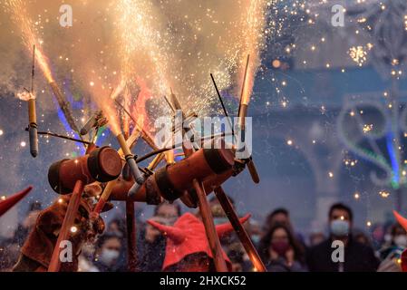 Die Valls Devils in der Prozession des Valls Decennial Festival 2022, zu Ehren der Jungfrau der Candlemas in Valls, Tarragona, Katalonien, Spanien Stockfoto