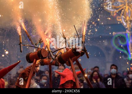 Die Valls Devils in der Prozession des Valls Decennial Festival 2022, zu Ehren der Jungfrau der Candlemas in Valls, Tarragona, Katalonien, Spanien Stockfoto