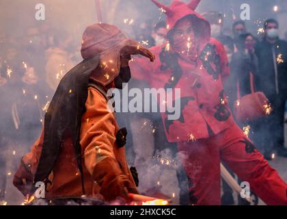 Die Valls Devils in der Prozession des Valls Decennial Festival 2022, zu Ehren der Jungfrau der Candlemas in Valls, Tarragona, Katalonien, Spanien Stockfoto