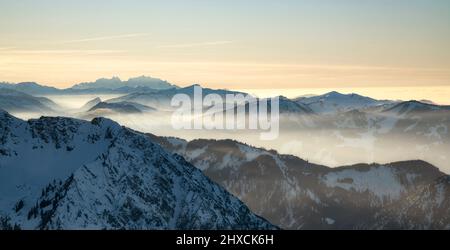 Alpine Berglandschaft an einem stimmungsvollen Nachmittag im Winter. Allgäuer Alpen und Bregenzerwald, überblickt vom Alpstein mit dem Säntis. Grenzgebiet Deutschland, Österreich, Schweiz, Europa Stockfoto