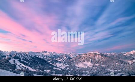 Sonnenaufgang an einem kalten Wintertag in den Allgäuer Alpen. Blick ins Wertachtal mit Unterjoch, Sorgschrofen und Wertacher Hörnle. Bayern, Deutschland, Europa Stockfoto