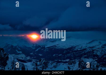 Dramatischer Sonnenuntergang in alpiner Berglandschaft im Winter. Blick vom Großen Daumen ins Kleinwalsertal. Allgäuer Alpen. Bayern, Deutschland, Europa Stockfoto