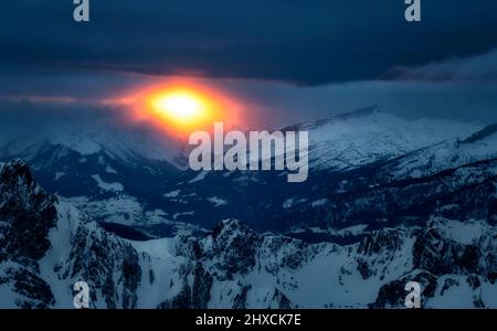 Dramatischer Sonnenuntergang in alpiner Berglandschaft im Winter. Blick vom Großen Daumen ins Kleinwalsertal. Allgäuer Alpen. Bayern, Deutschland, Europa Stockfoto