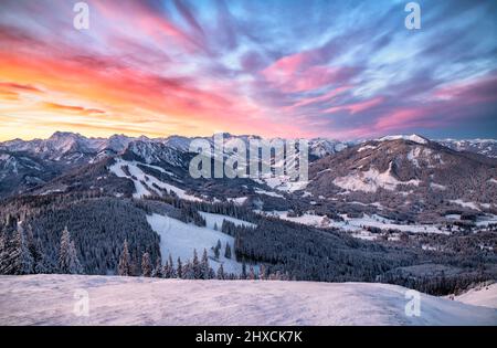 Schönes Morgenrot in den schneebedeckten Bergen im Winter. Blick ins Wertachtal mit Unterjoch, Sorgschrofen und Wertacher Hörnle. Allgäuer Alpen, Bayern, Deutschland, Europa Stockfoto