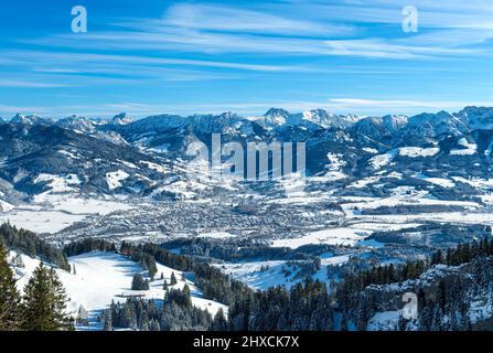 Verschneite Illertal mit Sonthofen an einem sonnigen Tag im Winter. Allgäuer Alpen, Bayern, Deutschland, Europa Stockfoto