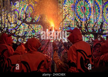 Die Valls Devils in der Prozession des Valls Decennial Festival 2022, zu Ehren der Jungfrau der Candlemas in Valls, Tarragona, Katalonien, Spanien Stockfoto