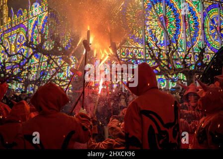 Die Valls Devils in der Prozession des Valls Decennial Festival 2022, zu Ehren der Jungfrau der Candlemas in Valls, Tarragona, Katalonien, Spanien Stockfoto