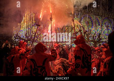 Die Valls Devils in der Prozession des Valls Decennial Festival 2022, zu Ehren der Jungfrau der Candlemas in Valls, Tarragona, Katalonien, Spanien Stockfoto