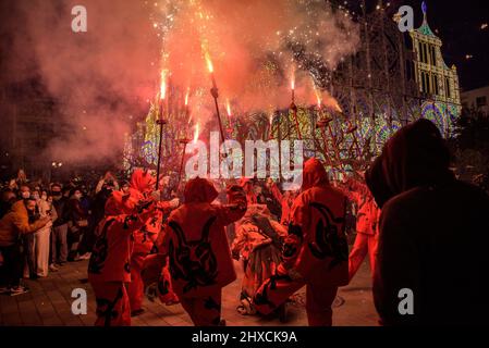 Die Valls Devils in der Prozession des Valls Decennial Festival 2022, zu Ehren der Jungfrau der Candlemas in Valls, Tarragona, Katalonien, Spanien Stockfoto